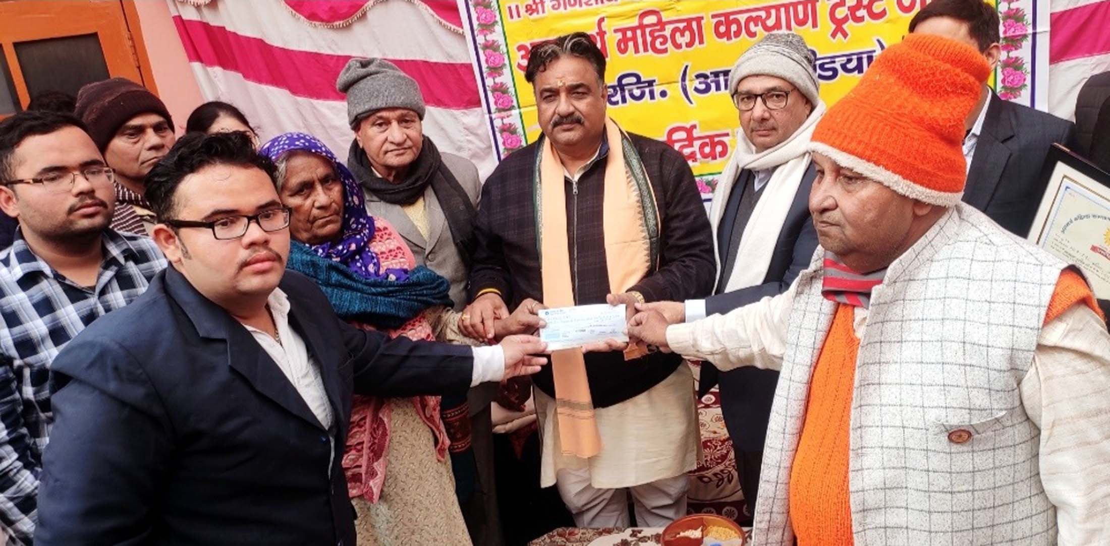 जरूरतमंद महिलाओं को गेहूं के चैक वितरित करते हुए डिप्टी स्पीकर डा. कृष्ण मिड्ढा।