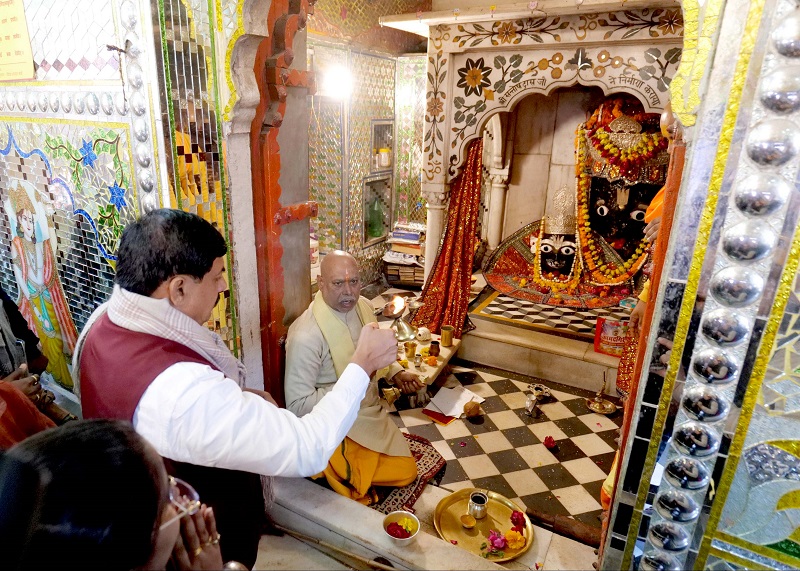 मुख्यमंत्री ने कामतानाथ मंदिर में पूजा-अर्चना की मुख्यमंत्री ने कामतानाथ मंदिर में पूजा-अर्चना की