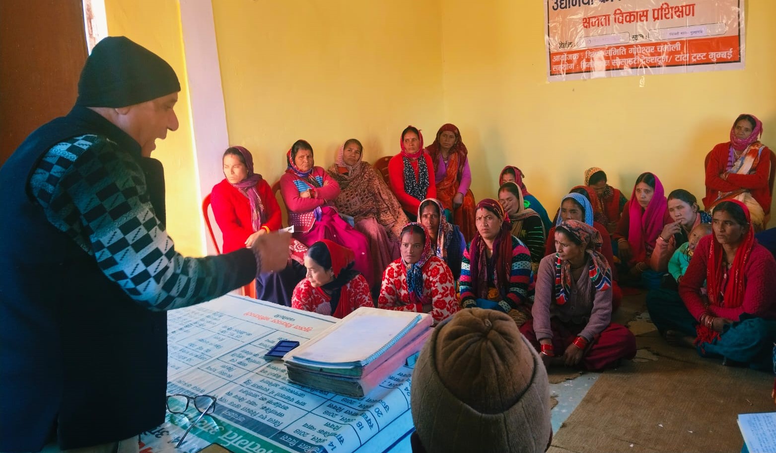 कर्णप्रयाग में आयोजित समूह की बैठक में बोलते हुए हिमाद सचिव। कर्णप्रयाग में आयोजित समूह की बैठक में बोलते हुए हिमाद सचिव।