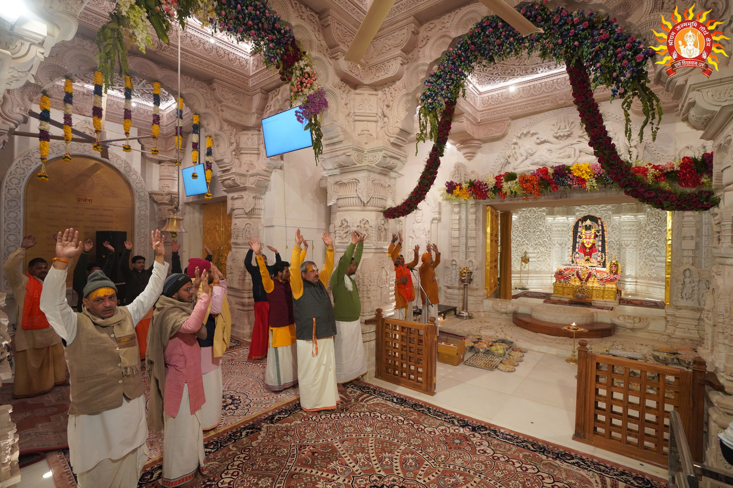 श्रीराम लला के छप्पन भोग का प्रसाद श्रद्धालुओं में हो रहा हैं वितरित