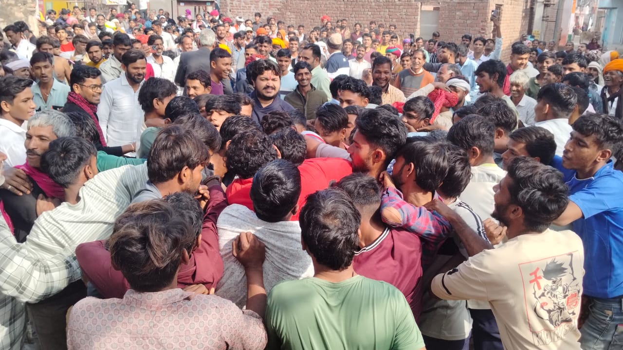 धनोप में आज भी कायम है अनूठी परम्परा, दड़ा महोत्सव देखने उमड़ी भीड़, सामान्य रहेगा अगला साल 3 धनोप में आज भी कायम है अनूठी परम्परा, दड़ा महोत्सव देखने उमड़ी भीड़, सामान्य रहेगा अगला साल 3