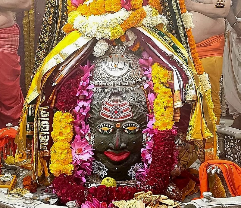 मकर संक्रांति पर भगवान महाकाल का दिव्य श्रृंगार मकर संक्रांति पर भगवान महाकाल का दिव्य श्रृंगार