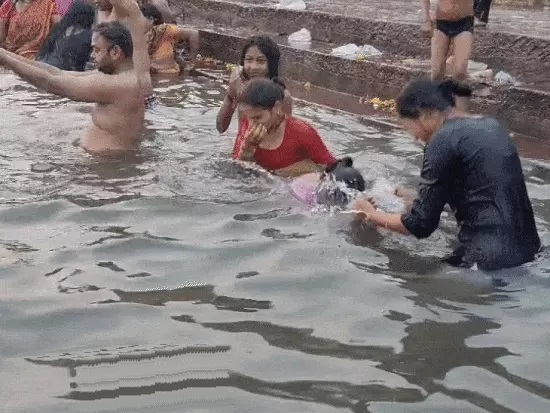 नर्मदापुरम के सेठानी घाट पर स्नान करती महिलाएं।
