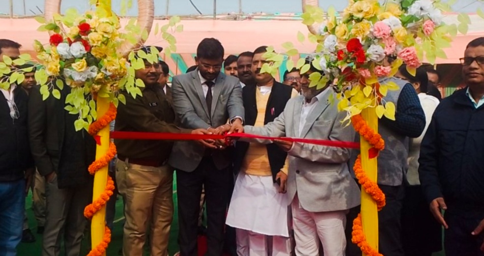 अररिया फोटो:स्थापना दिवस समारोह पर स्टाल का उद्घाटन करते डीएम और अन्य अररिया फोटो:स्थापना दिवस समारोह पर स्टाल का उद्घाटन करते डीएम और अन्य