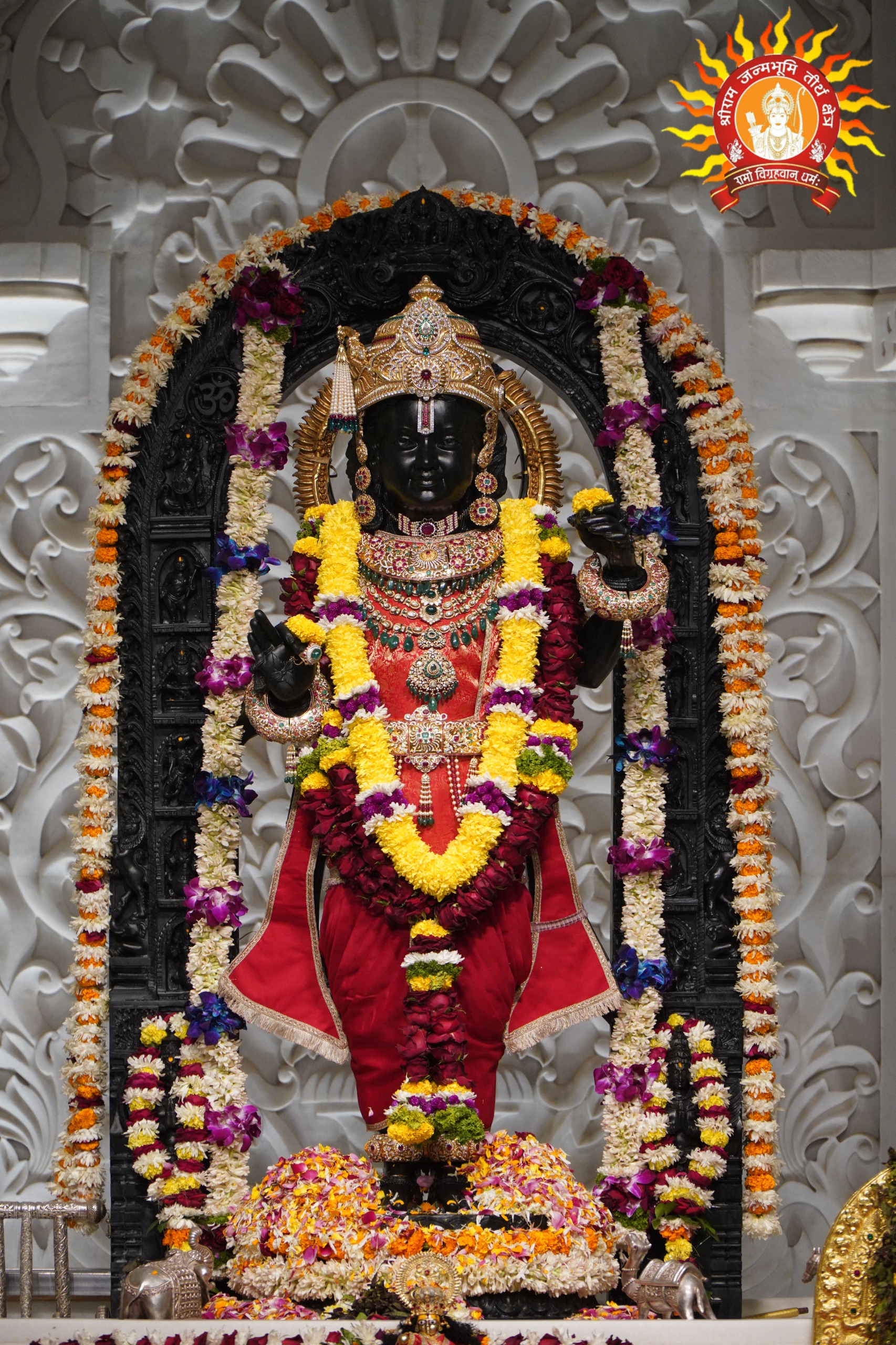 श्रीराम लला के छप्पन भोग का प्रसाद श्रद्धालुओं में हो रहा हैं वितरित