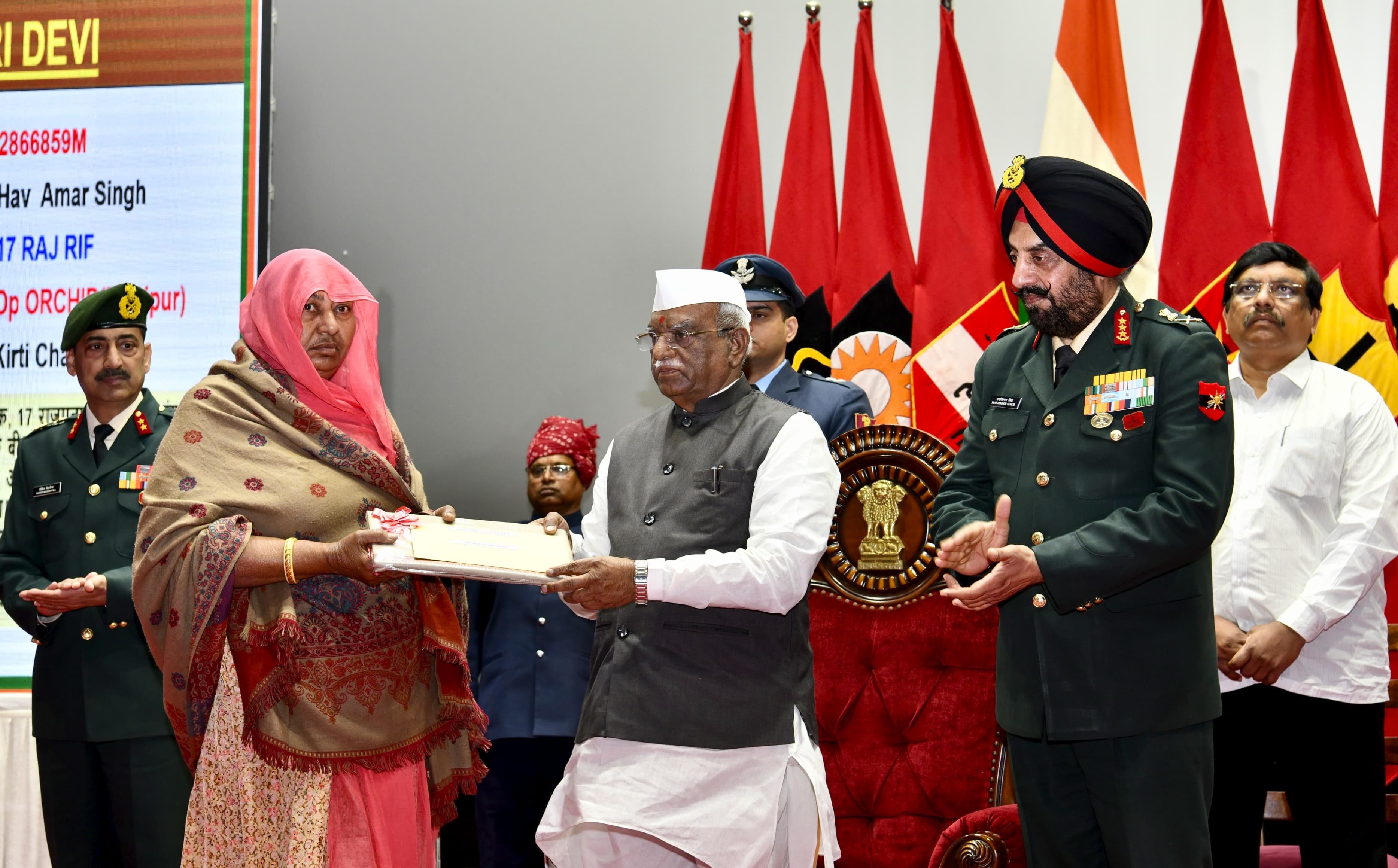 पूर्व सैनिकों, अधिकारियों, वीरांगनाओं, परिजनों का सम्मान करते राज्यपाल पूर्व सैनिकों, अधिकारियों, वीरांगनाओं, परिजनों का सम्मान करते राज्यपाल
