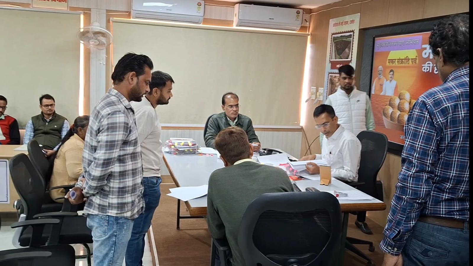 दमोह-जनसुनवाई में कलेक्टर कोचर ने बंटवाये तिल लड्डू दमोह-जनसुनवाई में कलेक्टर कोचर ने बंटवाये तिल लड्डू