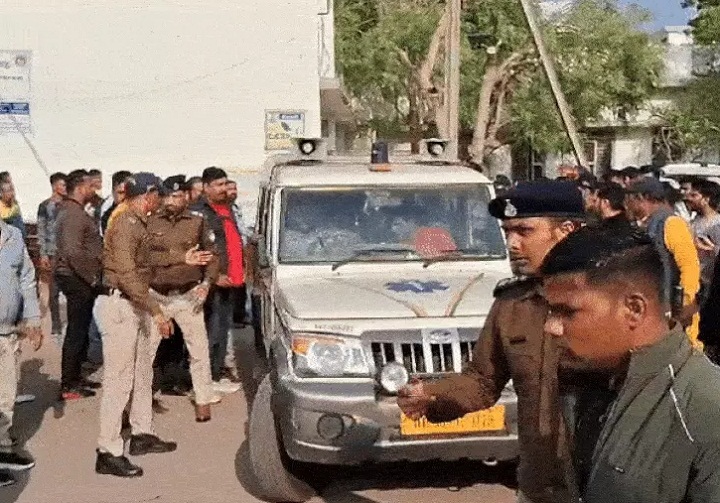 घटना के बाद जांच के लिए पहुंची पुलिस घटना के बाद जांच के लिए पहुंची पुलिस