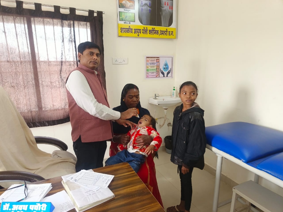 छोटे बच्चे को सुवर्णप्राशन संस्कार कराते डा अवध पचौरी। छोटे बच्चे को सुवर्णप्राशन संस्कार कराते डा अवध पचौरी।