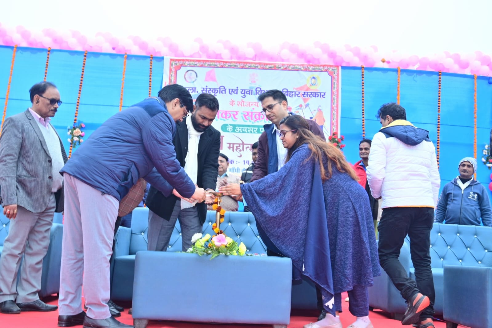 पतंगोत्सव का उद्घाटन करते डीएम व अन्य अधिकारी पतंगोत्सव का उद्घाटन करते डीएम व अन्य अधिकारी