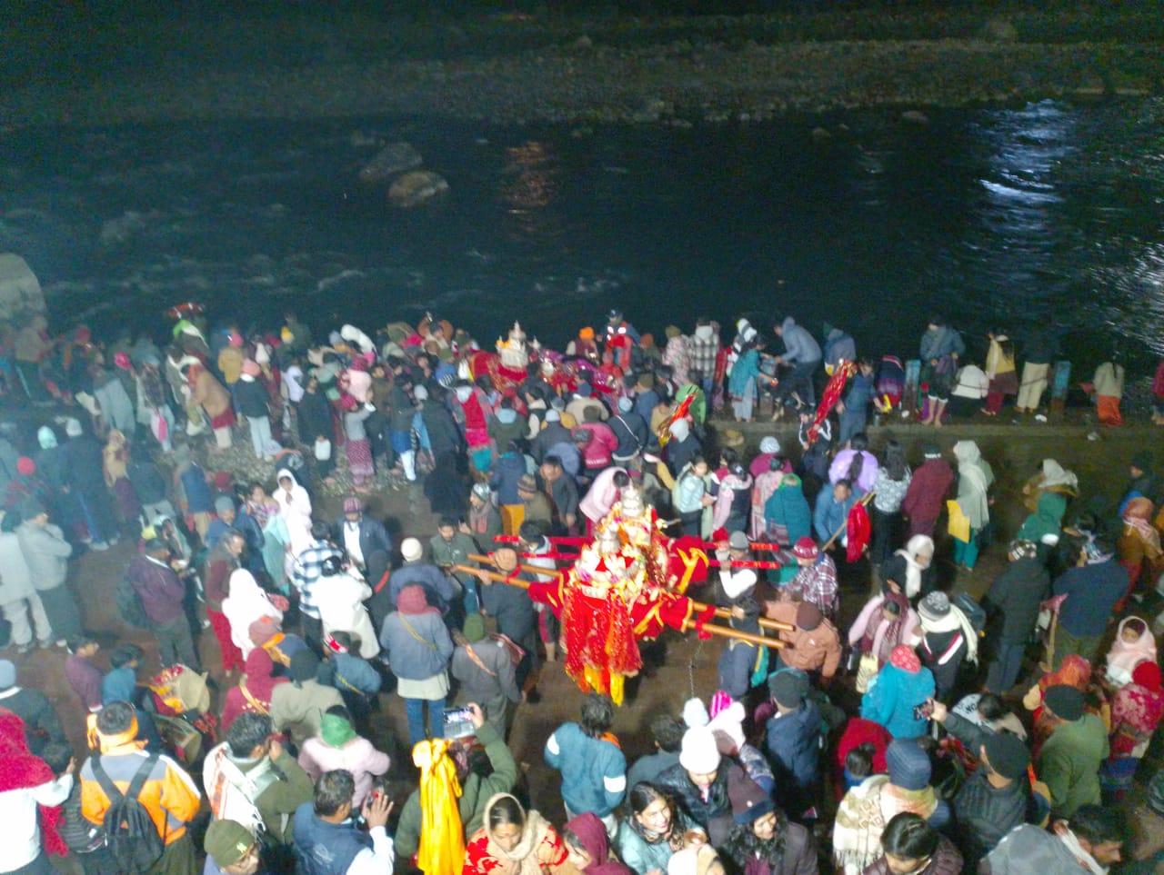 कड़ाके की ठंड पर आस्था भारी पड़ी और हजारों श्रद्धालुओं ने गंगा भागीरथी में डुबकी कड़ाके की ठंड पर आस्था भारी पड़ी और हजारों श्रद्धालुओं ने गंगा भागीरथी में डुबकी