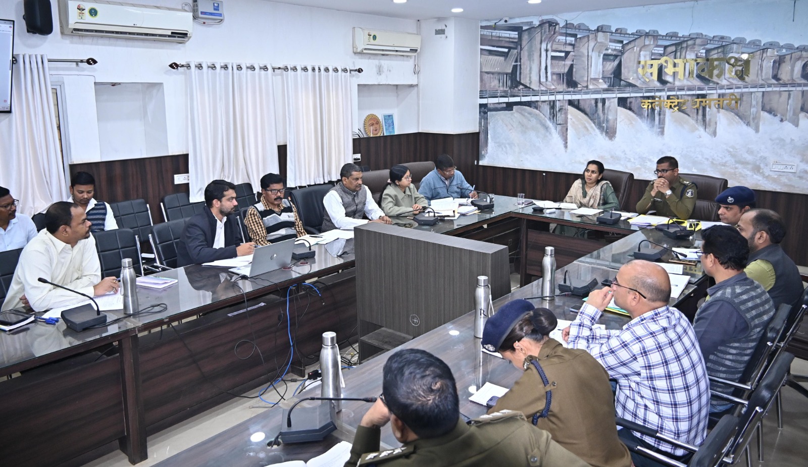 कलेक्ट्रेट में आयोजित बैठक में जिले के अधिकारी-कर्मचारियों को संबोधित करते हुए कलेक्टर व एसपी। कलेक्ट्रेट में आयोजित बैठक में जिले के अधिकारी-कर्मचारियों को संबोधित करते हुए कलेक्टर व एसपी।