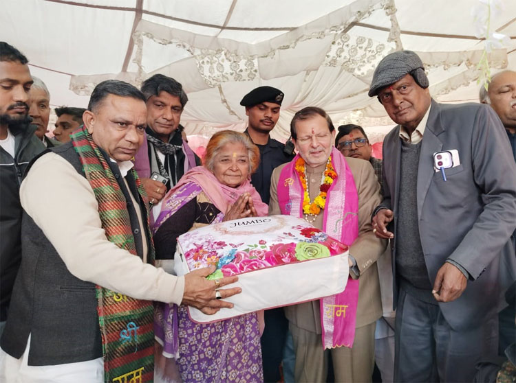 14 Snp-3 सोनीपत: सहकारिता, कारागार, विरासत व पर्यटन मंत्री डॉ अरविंद शर्मा कंबल वितरित करते हुए। 14 Snp-3 सोनीपत: सहकारिता, कारागार, विरासत व पर्यटन मंत्री डॉ अरविंद शर्मा कंबल वितरित करते हुए।