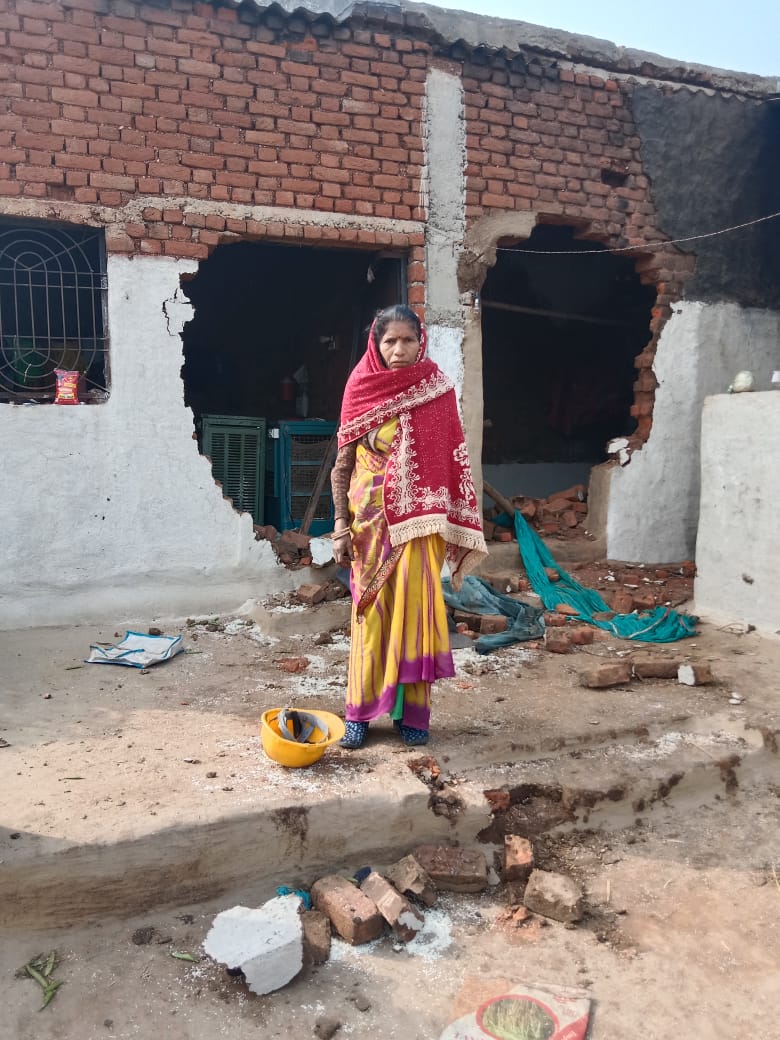 हाथियाें ने ग्रमीण के घर काे ताेडा हाथियाें ने ग्रमीण के घर काे ताेडा