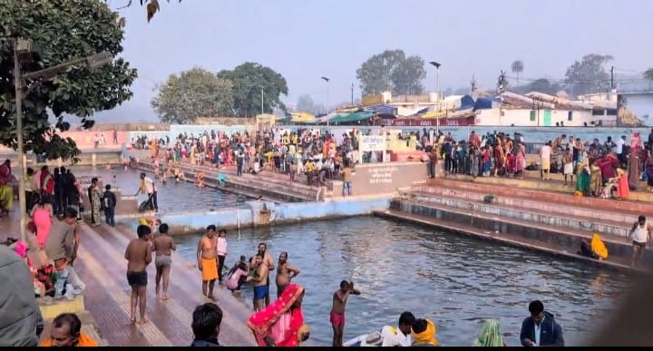 गांधी कुडं में डुबकी लगाते गांधी कुडं में डुबकी लगाते