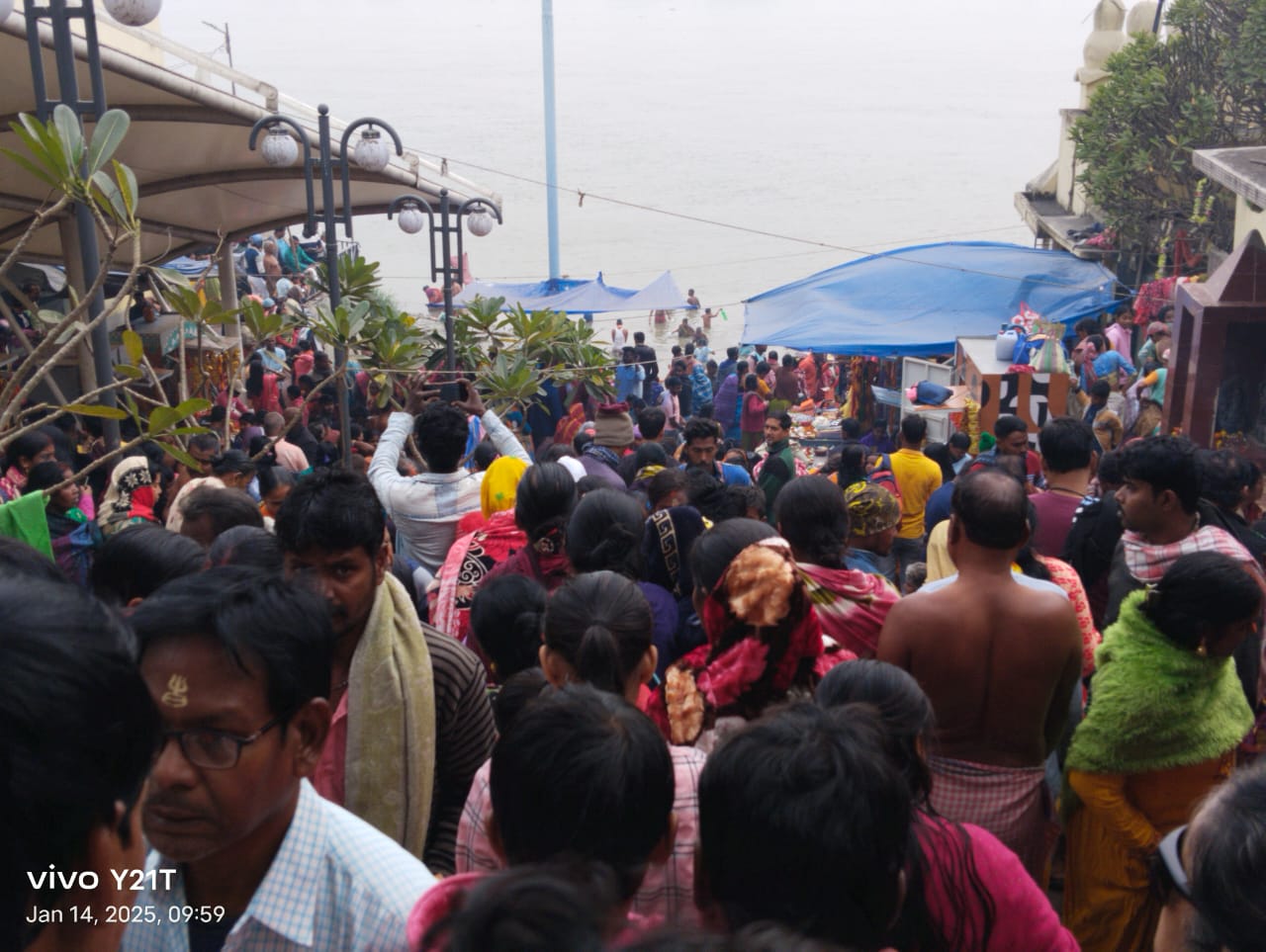 मकर संक्रांति को पवित्र स्नान के लिए त्रिवेणी घाट पर उमड़ी भीड़ मकर संक्रांति को पवित्र स्नान के लिए त्रिवेणी घाट पर उमड़ी भीड़