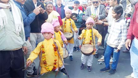 बुजुर्ग, महिलाएं और बच्चे सभी उमंग के साथ शोभा यात्रा में हुये शामिल बुजुर्ग, महिलाएं और बच्चे सभी उमंग के साथ शोभा यात्रा में हुये शामिल