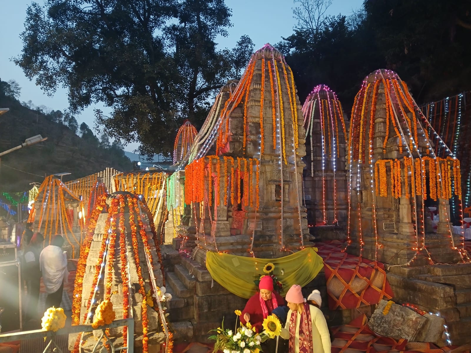 आदि बद्री के कपाट खुलने के अवसर पर सज्जा मंदिर। आदि बद्री के कपाट खुलने के अवसर पर सज्जा मंदिर।