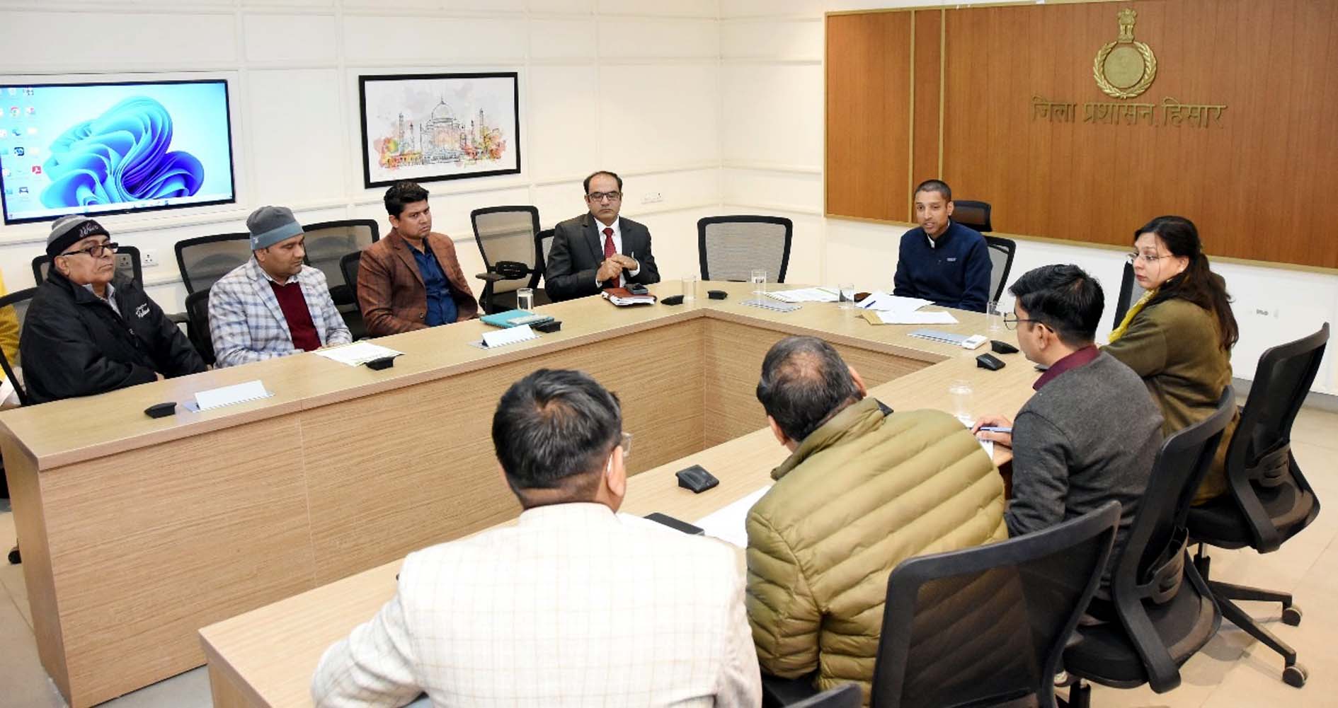 हिसार में एनएचएआई के अधिकारियों को निर्देश देते उपायुक्त अनीश यादव।