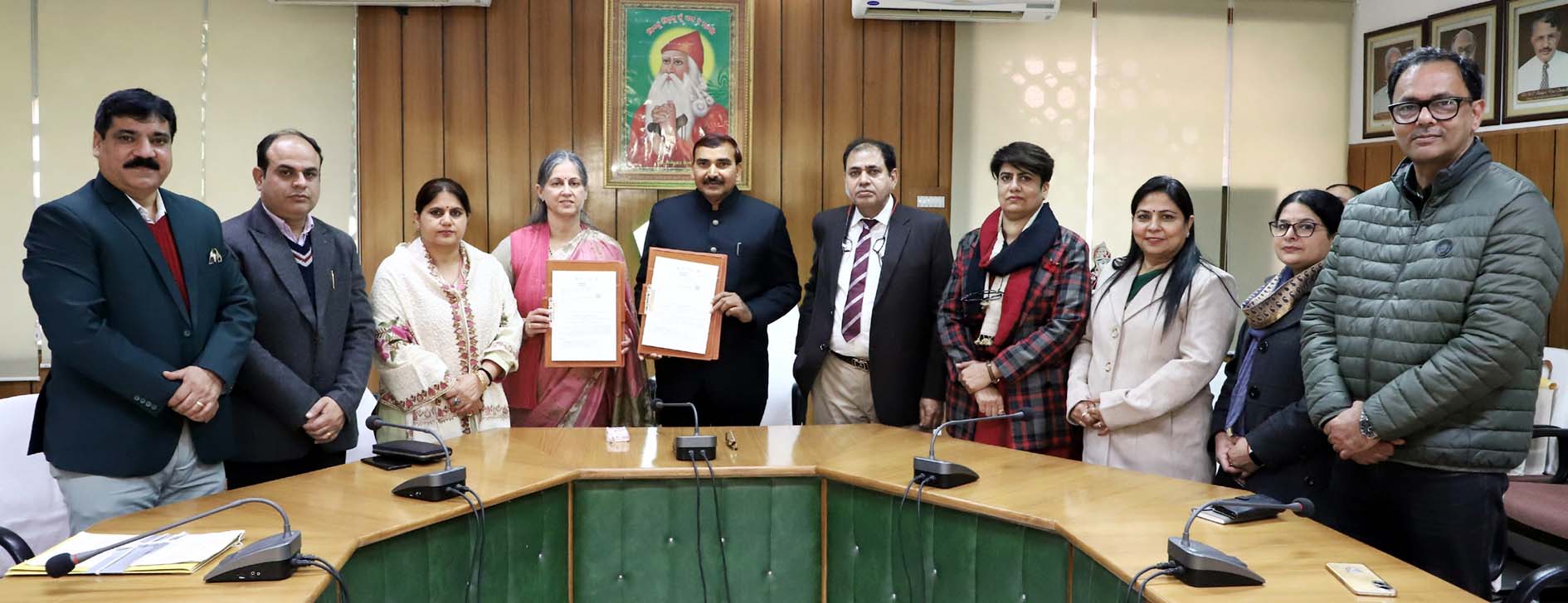 एमओयू का आदान-प्रदान करते गुजवि के कुलपति प्रो. नरसी राम बिश्नोई व सीबीएलयू की कुलपति प्रो. दीप्ती धर्मानी। एमओयू का आदान-प्रदान करते गुजवि के कुलपति प्रो. नरसी राम बिश्नोई व सीबीएलयू की कुलपति प्रो. दीप्ती धर्मानी।