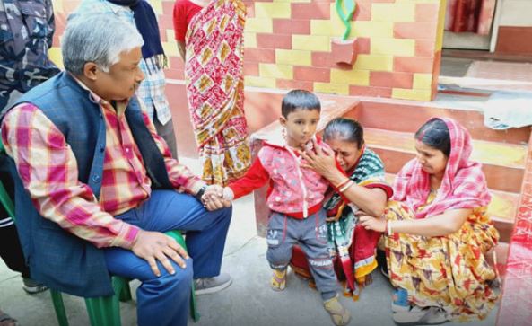 श्रमिक के परिवार से मुलाकात करते फालाकाटा के विधायक दीपक बर्मन श्रमिक के परिवार से मुलाकात करते फालाकाटा के विधायक दीपक बर्मन