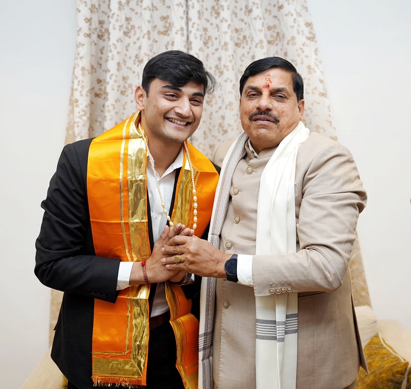 अक्षत को बधाई देते हुए मुख्यमंत्री डॉ. मोहन यादव अक्षत को बधाई देते हुए मुख्यमंत्री डॉ. मोहन यादव