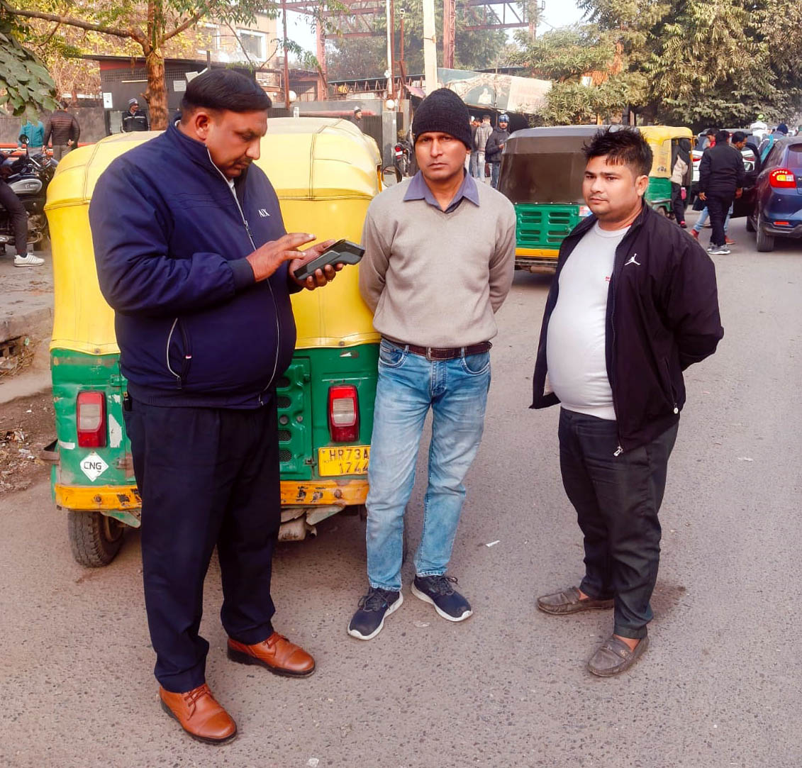 ऑटो चालकों का चालान करते पुलिस कर्मचारी ऑटो चालकों का चालान करते पुलिस कर्मचारी