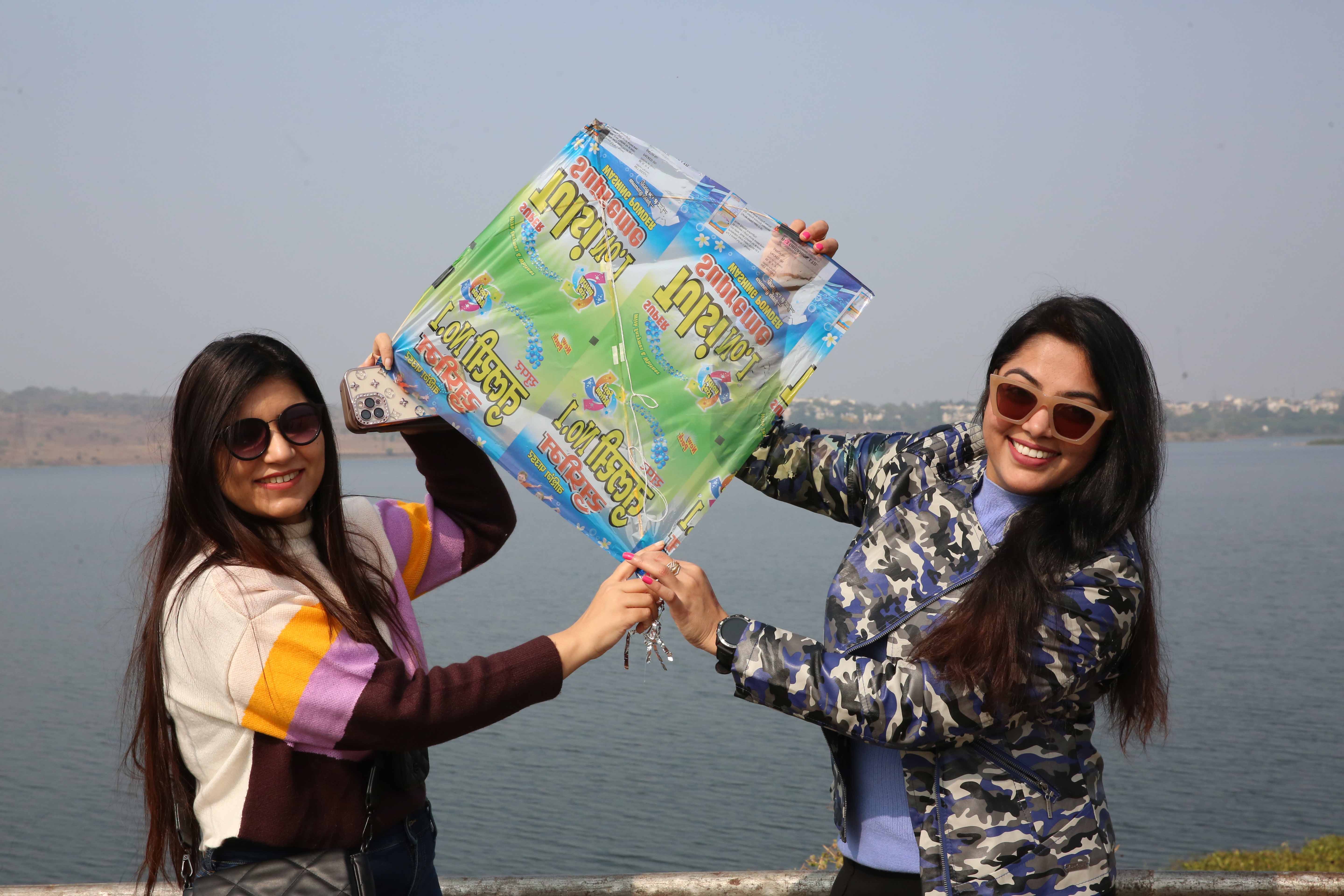 फोटो। भोपाल के कलियासोत मैदान में मकर संक्रांति पर पतंगबाजी करती महिलाएं। हिस