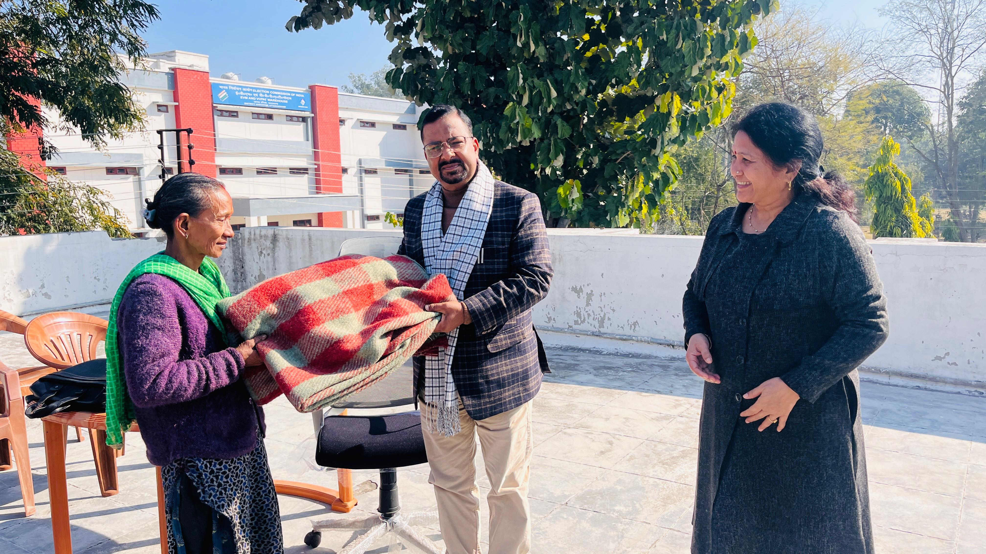 कंबल बांटते जिलाधिकारी कंबल बांटते जिलाधिकारी