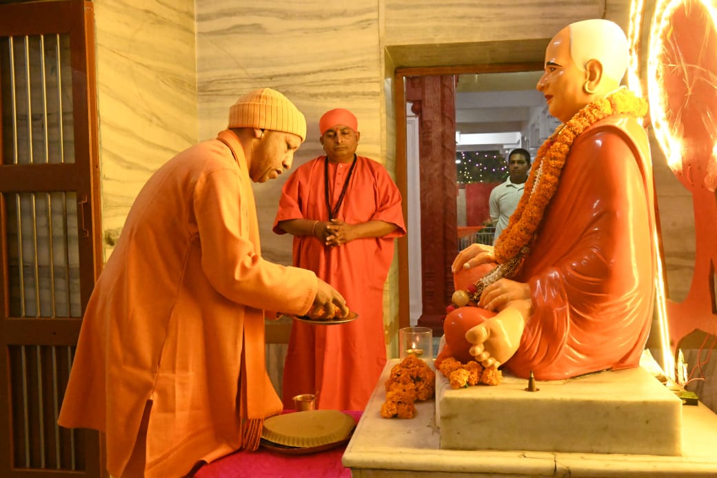 *मकर संक्रांति पर श्रीनाथ जी का विधिविधान से पूजन कर गोरक्षपीठाधीश्वर ने की प्रदेशवासियों के सुखमय जीवन की कामना*