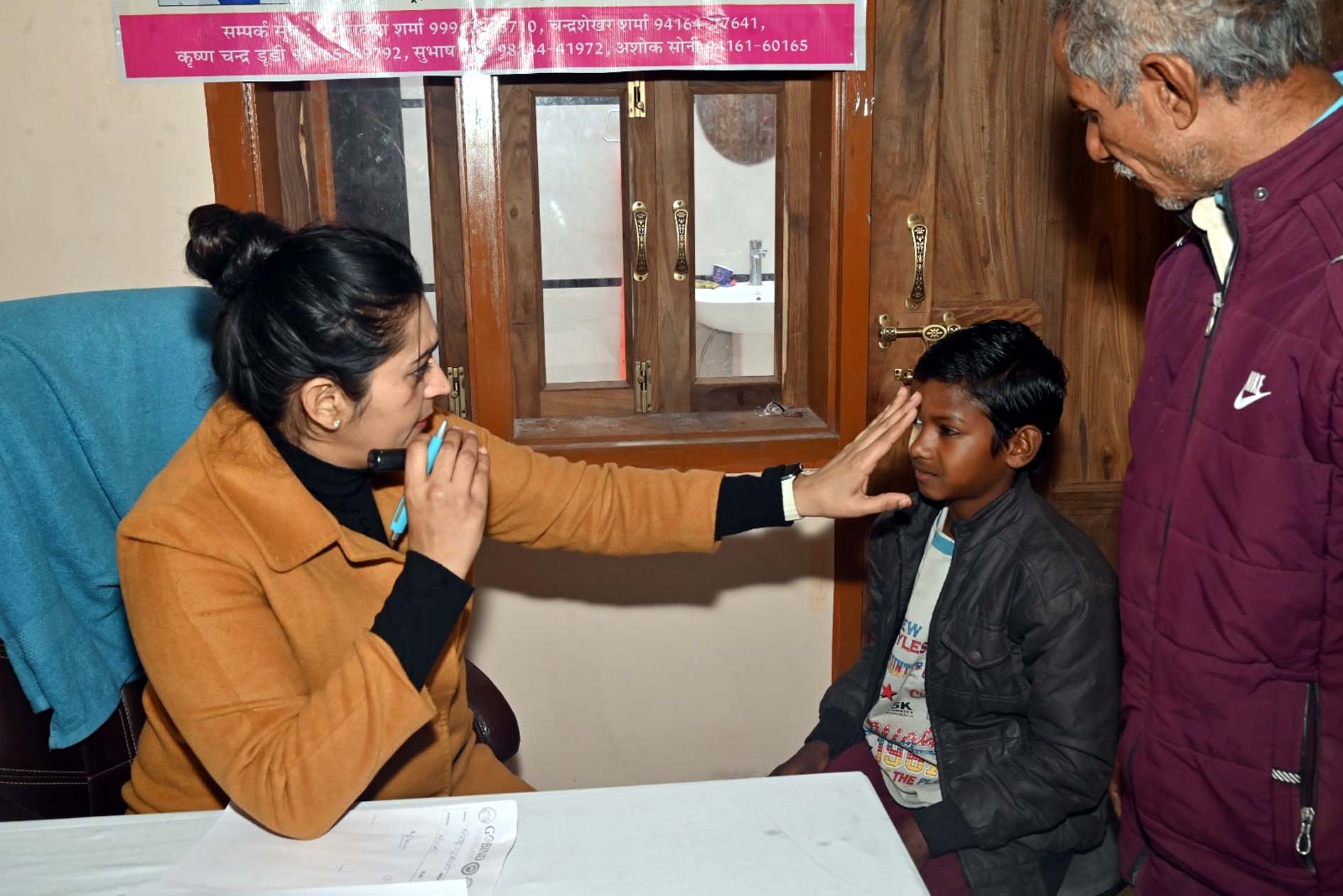 आंखों की जांच करते चिकित्सक। आंखों की जांच करते चिकित्सक।