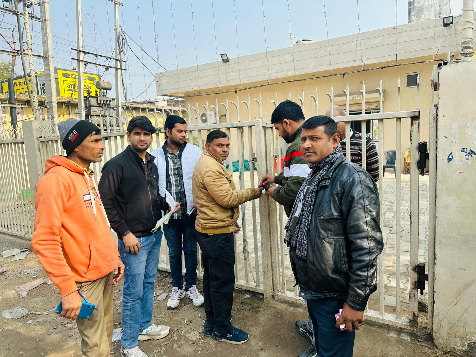 यूनिट सील करते नगर निगम के कर्मचारी यूनिट सील करते नगर निगम के कर्मचारी