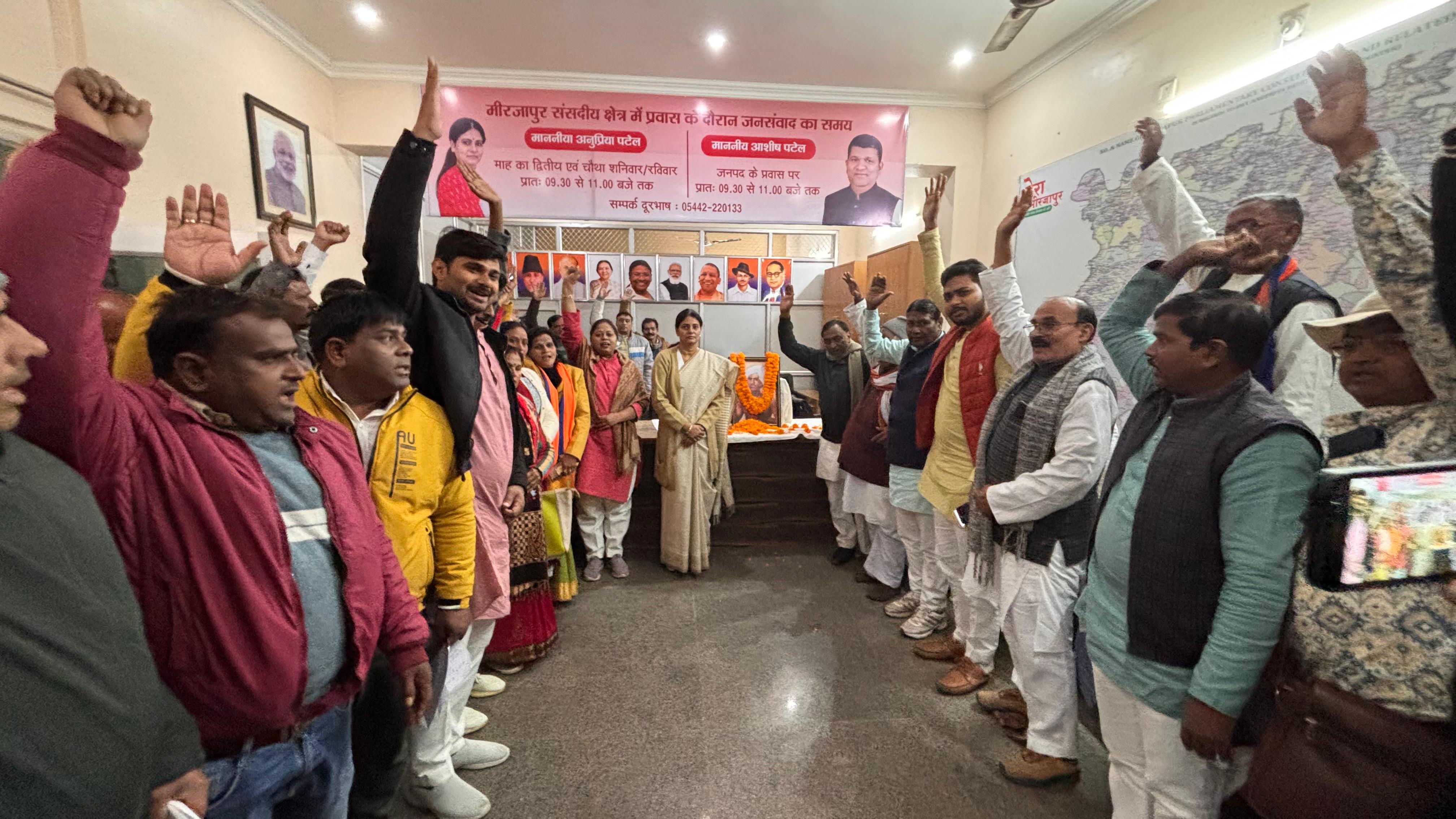 पटेल चौक स्थित सांसद जनसंपर्क कार्यालय पर शहादत दिवस मनाते अपना दल (एस) के कार्यकर्ता। पटेल चौक स्थित सांसद जनसंपर्क कार्यालय पर शहादत दिवस मनाते अपना दल (एस) के कार्यकर्ता।