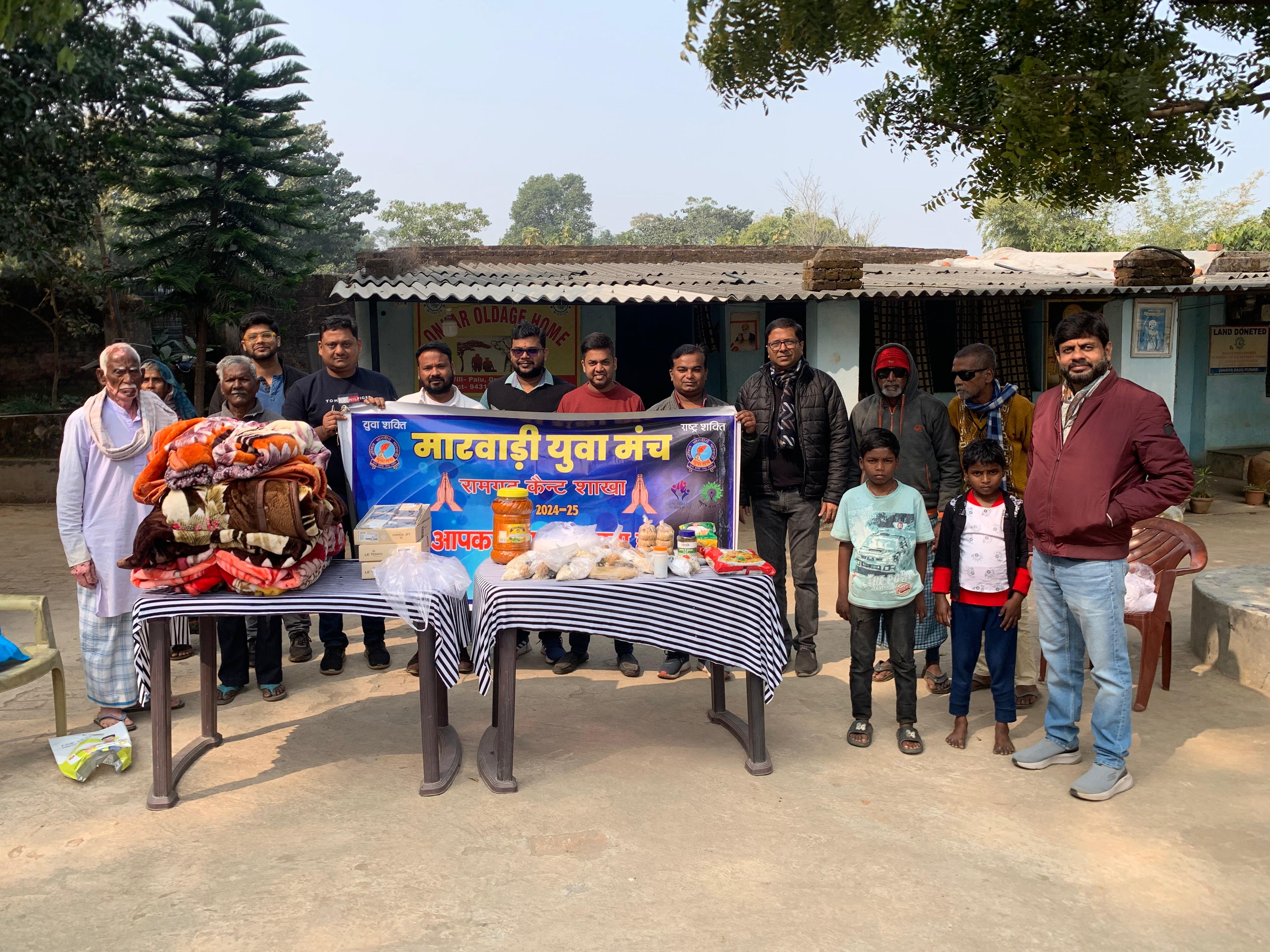 सामान का वितरण करते ट्रस्ट के सदस्य सामान का वितरण करते ट्रस्ट के सदस्य