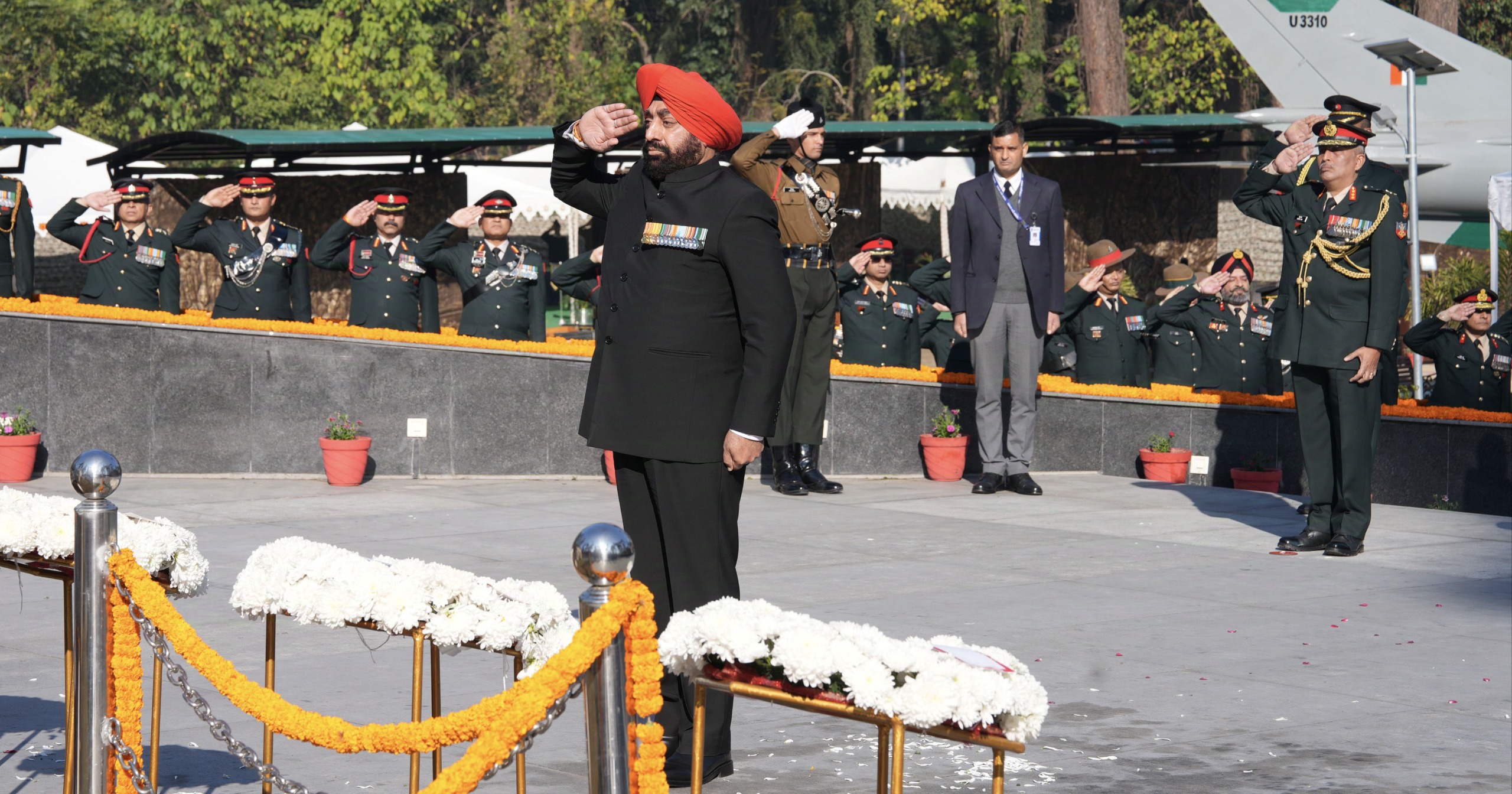 राज्यपाल लेफ्टिनेंट जनरल गुरमीत सिंह (से.नि.) मंगलवार को सशस्त्र बल भूतपूर्व सैनिक दिवस (वेटरन्स डे) के अवसर पर शौर्य स्थल, देहरादून में वीर शहीदों नमन करते। राज्यपाल लेफ्टिनेंट जनरल गुरमीत सिंह (से.नि.) मंगलवार को सशस्त्र बल भूतपूर्व सैनिक दिवस (वेटरन्स डे) के अवसर पर शौर्य स्थल, देहरादून में वीर शहीदों नमन करते।