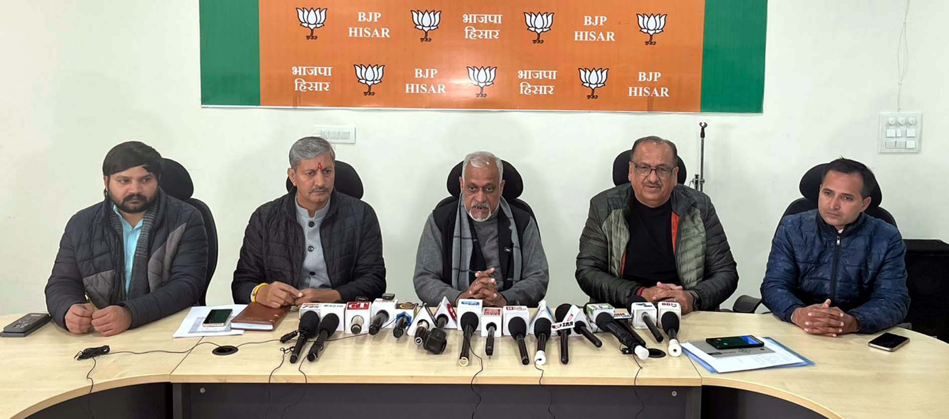 पत्रकार वार्ता में बातचीत करते प्रदेश सचिव सुरेन्द्र सिंह आर्य। पत्रकार वार्ता में बातचीत करते प्रदेश सचिव सुरेन्द्र सिंह आर्य।