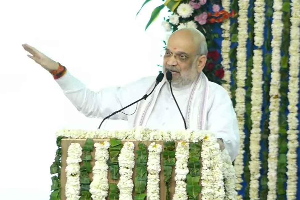 केन्द्रीय गृह मंत्री अमित शाह बुधवार को गांधीनगर की मनसा तहसील के अंबोड गांव में समारोह को संबोधित करते हुए। केन्द्रीय गृह मंत्री अमित शाह बुधवार को गांधीनगर की मनसा तहसील के अंबोड गांव में समारोह को संबोधित करते हुए।