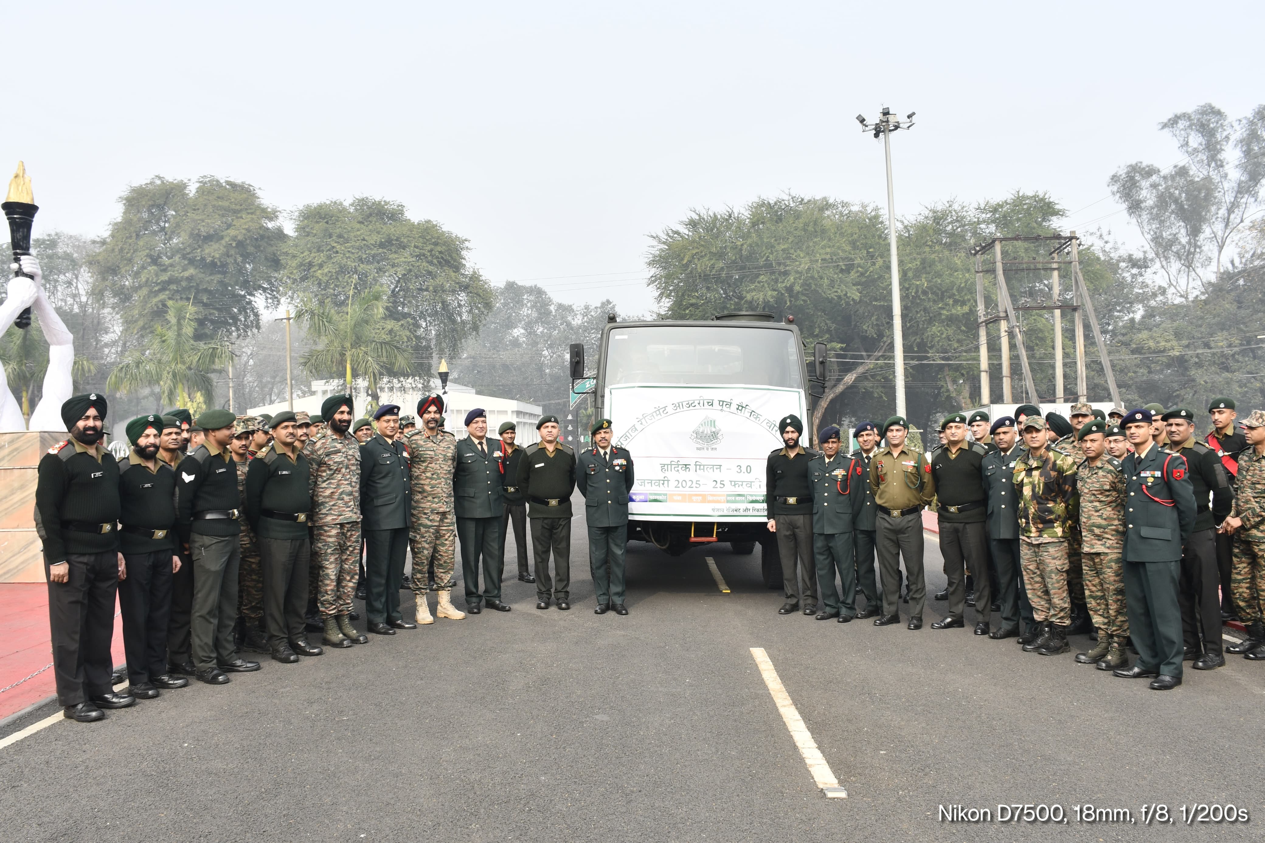 मिलन दल को रवाना करते ब्रिगेडियर