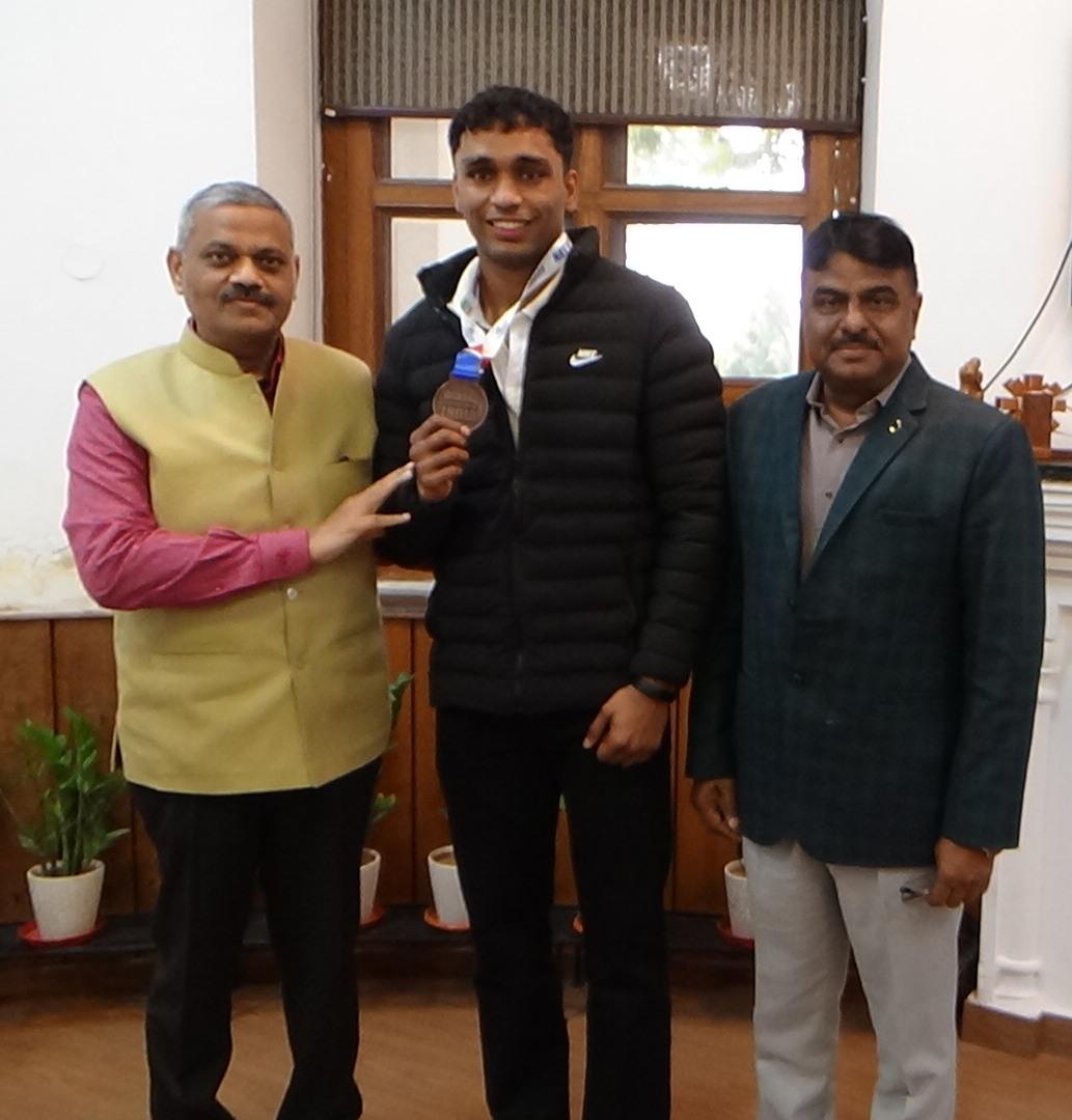 आठवीं नेशनल बॉक्सिंग चैंपियनशिप:उप कारापाल की ट्रेनिंग ले रहे हर्ष चौधरी ने जीता कांस्य पदक आठवीं नेशनल बॉक्सिंग चैंपियनशिप:उप कारापाल की ट्रेनिंग ले रहे हर्ष चौधरी ने जीता कांस्य पदक