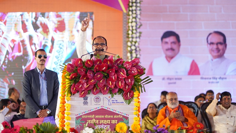 विदिशा में आयोजित कार्यक्रम को संबोधित करते हुए शिवराज सिंह विदिशा में आयोजित कार्यक्रम को संबोधित करते हुए शिवराज सिंह