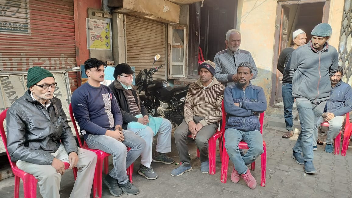 भाजपा अल्पसंख्यक मोर्चा के महानगर महामंत्री अहसान फारूखी के आवास पर बदर फारुकी के इंतकाल की सूचना पर गमगीन परिजन। भाजपा अल्पसंख्यक मोर्चा के महानगर महामंत्री अहसान फारूखी के आवास पर बदर फारुकी के इंतकाल की सूचना पर गमगीन परिजन।