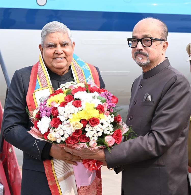 उपराष्ट्रपति जगदीप धनखड़ का स्वागत करते हुए उपराष्ट्रपति जगदीप धनखड़ का स्वागत करते हुए
