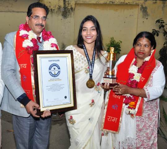 अपने परिवार और सर्टिफिकेट के साथ मोहिनी