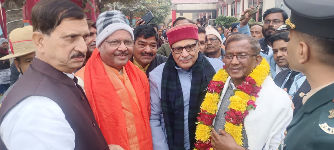 स्नेह मिलन कार्यक्रम में खिचड़ी खाते राज्यपाल: फोटो बच्चा गुप्ता