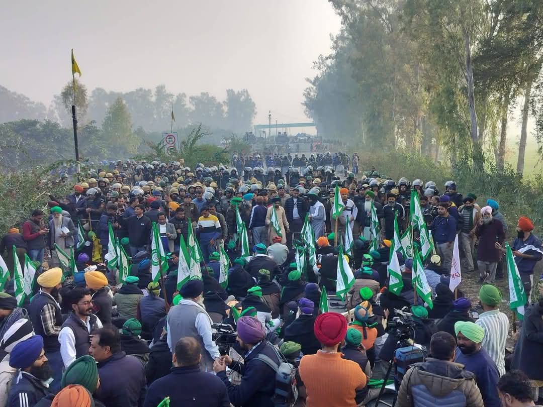 पंजाब के खनाेरी बार्डर पर अनशन पर बैठे किसान पंजाब के खनाेरी बार्डर पर अनशन पर बैठे किसान
