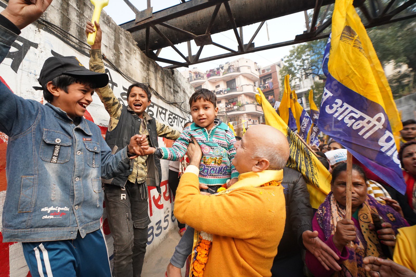 दिल्ली के पूर्व उपमुख्यमंत्री मनीष सिसोदिया रोड शो करते हुए