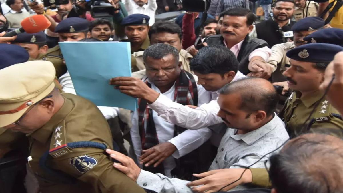 कवासी लखमा को गिरफ्तार कर आज शाम कोर्ट में पेश किया गया कवासी लखमा को गिरफ्तार कर आज शाम कोर्ट में पेश किया गया