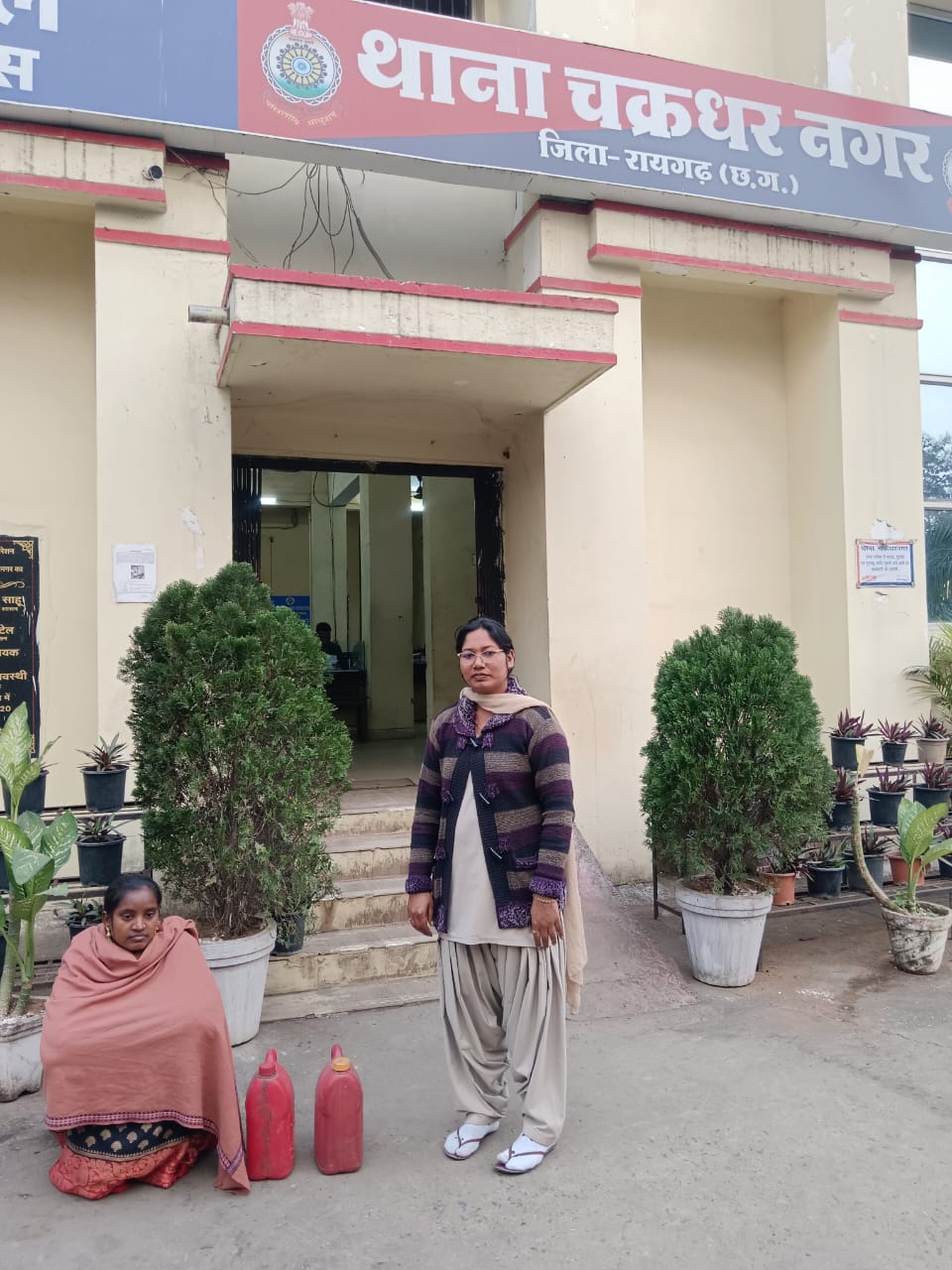 पुलिस के गिरफ्त में आरोपिया पुलिस के गिरफ्त में आरोपिया