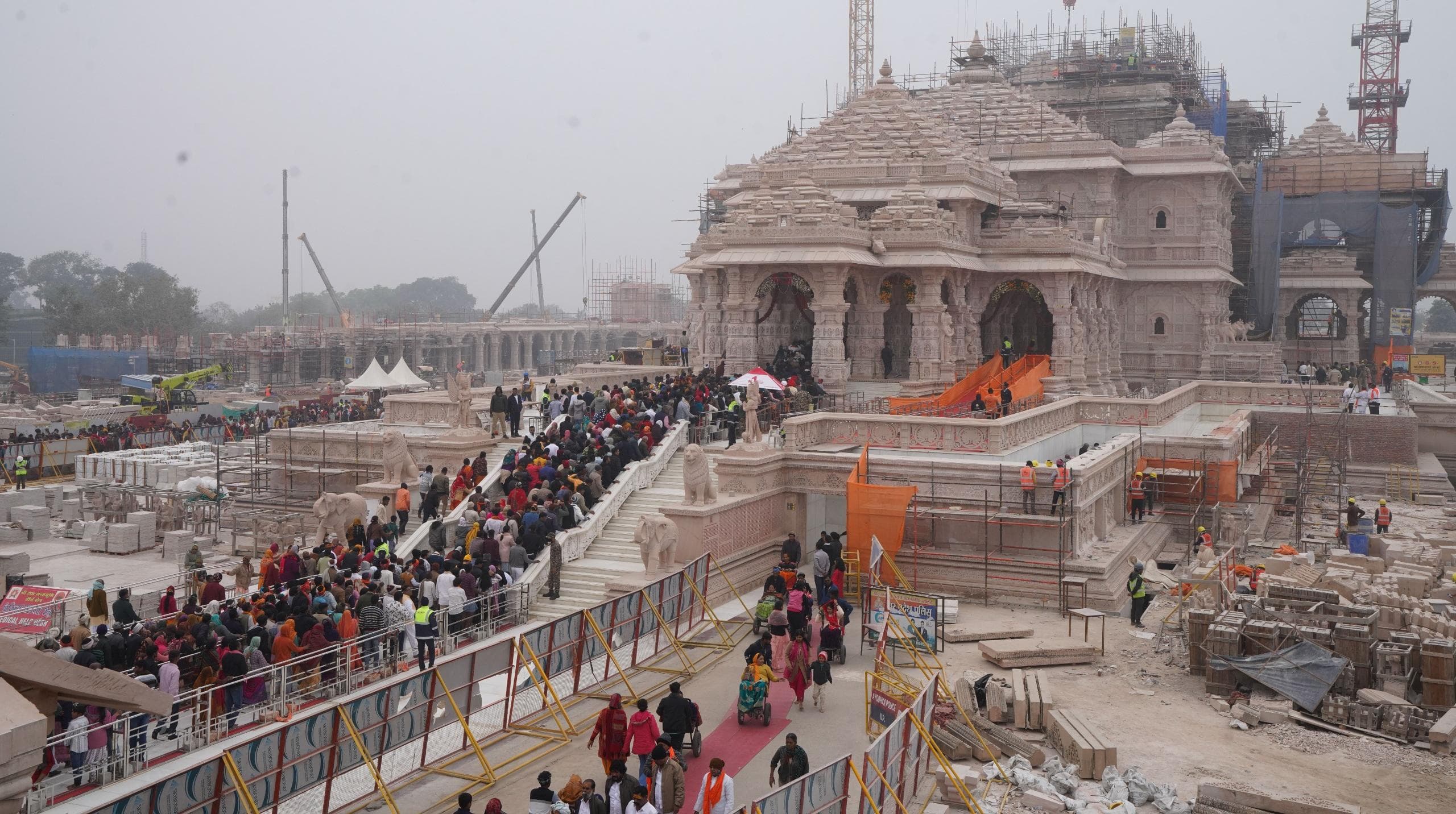 प्रयागराज से अयोध्या पहुंचा श्रद्धालुओं का सैलाब प्रयागराज से अयोध्या पहुंचा श्रद्धालुओं का सैलाब
