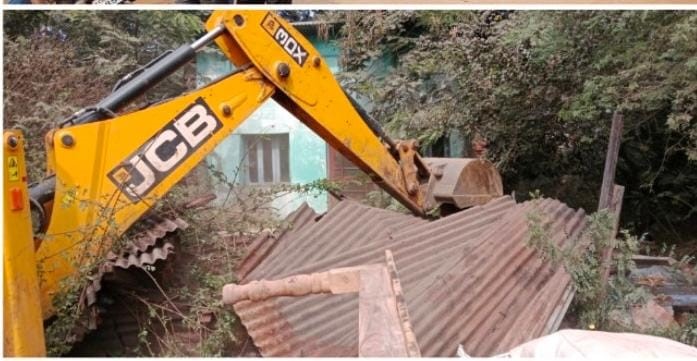 बुलडोजर से निगम की टीम अतिक्रमण हटाते हुए। बुलडोजर से निगम की टीम अतिक्रमण हटाते हुए।